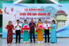 Đại biểu cắt băng Triển lãm ảnh 'Cuộc đời và sự nghiệp Chủ tịch Hồ Chí Minh' trên địa bàn huyện Tuy Phong, tỉnh Bình Thuận. (Ảnh: Nguyễn Thanh/TTXVN)