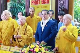 Thủ tướng Phạm Minh Chính chúc mừng các chức sắc, tăng ni nhân dịp Đại lễ Phật đản-Phật lịch 2568. (Ảnh: Dương Giang/TTXVN)