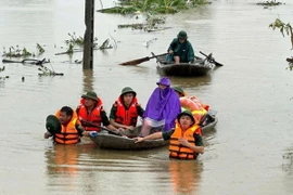 Việc di dời người dân đến nơi an toàn ưu tiên người yếu thế (người già, phụ nữ có thai, trẻ em…). (Ảnh: TTXVN phát)