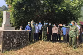 Cán bộ, chiến sỹ Đồn Biên phòng Cửa khẩu Quốc tế Tà Lùng tuyên truyền, giới thiệu đường biên, cột mốc, bảo vệ an ninh biên giới cho lãnh đạo và nhân dân biên giới huyện Quảng Hòa. (Nguồn: Báo Cao Bằng)