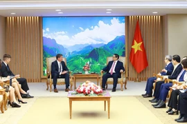 Thủ tướng Phạm Minh Chính tiếp ông Tim Hughes, Phó Chủ tịch Tập đoàn SpaceX. (Ảnh: Dương Giang/TTXVN)