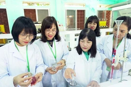 Giáo sư-tiến sỹ Hoàng Thị Thái Hòa (giữa) tham gia nghiên cứu khoa học. (Nguồn: Báo Thừa Thiên-Huế)