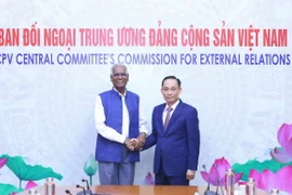 Trưởng Ban Đối ngoại Trung ương Lê Hoài Trung với Tổng Bí thư Đảng Cộng sản Ấn Độ Doraisamy Raja. (Ảnh: Phương Hoa/TTXVN)