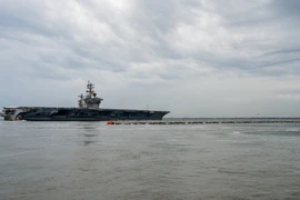 Tàu sân bay USS Dwight D. Eisenhower của Mỹ được triển khai từ căn cứ hải quân Norfolk ngày 14/10/2023. (Ảnh: AFP/TTXVN)