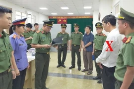 Cơ quan An ninh Điều tra Công an tỉnh Thanh Hóa thi hành Lệnh bắt tạm giam bị can Nguyễn Thế Hùng, nguyên Giám đốc Chi nhánh Văn phòng đăng ký đất đai thành phố Sầm Sơn. (Ảnh: TTXVN phát)