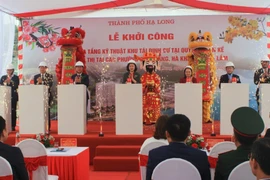 Các đại biểu nhấn nút khởi công dự án. (Nguồn: Báo Quảng Ninh)