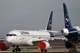 Máy bay của Hãng Hàng không Lufthansa tại sân bay ở Schoenefeld, gần Berlin, Đức. (Ảnh: AFP/TTXVN)