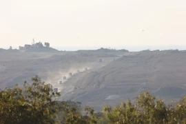 Xe quân sự Israel di chuyển tại Dải Gaza, nhìn từ biên giới ở miền nam Israel với Dải Gaza ngày 20/8/2024. (Ảnh: THX/TTXVN)
