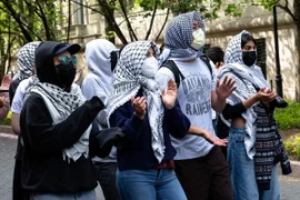 Sinh viên biểu tình gần cổng Đại học Columbia ở New York, Mỹ ngày 30/4/2024. (Ảnh: AFP/TTXVN)