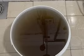 Nước máy ở thành phố Đồng Xoài bẩn đục, đổi màu ngày 9/2, tức ngày 30 Tết. (Ảnh: TTXVN phát)