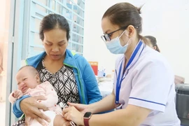 Tiêm vaccine dịch vụ tại Trạm Y tế xã Phong Phú, huyện Bình Chánh, Thành phố Hồ Chí Minh. (Ảnh: Đinh Hằng/TTXVN)