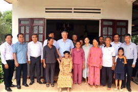 Chánh án Tòa án Nhân dân Tối cao Nguyễn Hòa Bình thăm gia đình chính sách tại Quảng Nam. (Ảnh: TTXVN phát)