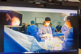 Phẫu thuật thị phạm trên bệnh nhân ung thư dạ dày.