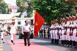 Thủ tướng Phạm Minh Chính đến thăm cán bộ, chiến sỹ Công an tỉnh Đắk Lắk. (Ảnh: Dương Giang/TTXVN)