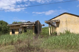 Các công trình công cộng tại khu tái định cư Hóc Xà-Đồng Lớn tại xã Tịnh Hòa (thành phố Quảng Ngãi) đã hư hỏng sau nhiều năm bỏ hoang. (Ảnh: Đinh Hương/TTXVN)