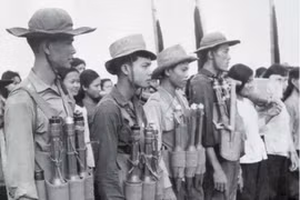 Thanh niên xung phong tỉnh An Giang lên đường tiếp viện cho bộ đội chủ lực, Đông xuân 1967-1968. (Ảnh: Nguyễn Đặng/TTXVN)
