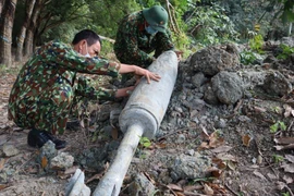 Trung tâm xử lý bom mìn Binh đoàn 16 xử lý và di dời quả bom MK-82 (Snake Eye) nặng hơn 150kg, được phát hiện tại công trình xây dựng, nạo vét suối thuộc ấp 4, xã Tân Thành, thành phố Đồng Xoài, tỉnh Bình Phước. (Ảnh: TTXVN phát)