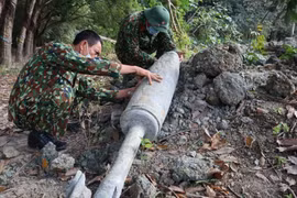 Trung tâm xử lý bom mìn Binh đoàn 16 xử lý và di dời quả bom MK-82 (Snake Eye) nặng hơn 150kg, được phát hiện tại công trình xây dựng, nạo vét suối thuộc ấp 4, xã Tân Thành, thành phố Đồng Xoài, tỉnh Bình Phước. (Ảnh: TTXVN phát)