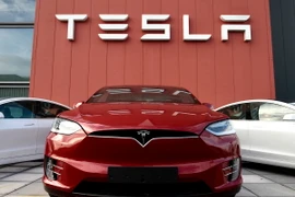 Các mẫu xe tại phòng trưng bày của Tesla ở Amsterdam, Hà Lan. (Ảnh: AFP/TTXVN)