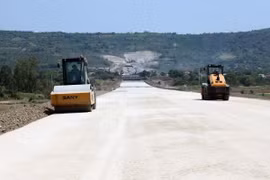 Hơn 9km tại gói thầu XL01 dự án Chí Thạnh-Vân Phong đang rải đá, lu lèn để chuẩn bị thảm bêtông nhựa. (Ảnh: Xuân Triệu/TTXVN)