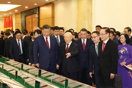 Chiều 12/12/2023, tại Trụ sở Trung ương Đảng, Tổng Bí thư Nguyễn Phú Trọng và Tổng Bí thư, Chủ tịch Trung Quốc Tập Cận Bình cùng xem và nghe giới thiệu các văn bản thỏa thuận hợp tác trên nhiều lĩnh vực đã được ký kết giữa các ban, bộ, ngành, địa phương của hai nước. (Ảnh: Trí Dũng/TTXVN)