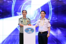 Trung tướng Bùi Quốc Oai, Chính ủy Cảnh sát Biển Việt Nam và Thiếu tướng Lưu Hậu Kiệt, Phó Chính ủy Cảnh sát Biển Trung Quốc thực hiện nghi thức khai mạc chương trình giao lưu. (Ảnh: An Đăng/TTXVN)