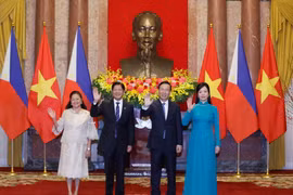 Chủ tịch nước Võ Văn Thưởng và Phu nhân cùng Tổng thống Philippines Ferdinand Romualdez Marcos Jr và Phu nhân tại lễ đón. (Ảnh: Thống Nhất/TTXVN)