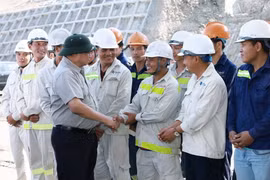 Thủ tướng Phạm Minh Chính thăm hỏi, động viên công nhân thi công hầm Tuy An thuộc Dự án Cao tốc Chí Thạch-Vân Phong đoạn qua tỉnh Phú Yên. (Ảnh: Dương Giang/TTXVN)