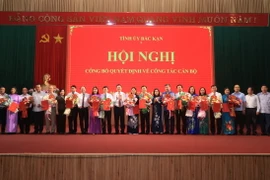 Lãnh đạo tỉnh Bắc Kạn tặng hoa chúc mừng các cán bộ được bổ nhiệm, luân chuyển. (Ảnh: Vũ Hoàng Giang/TTXVN)