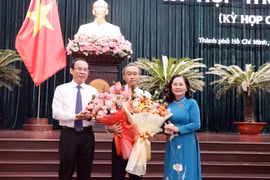 Ủy viên Bộ Chính trị, Bí thư Thành ủy Thành phố Hồ Chí Minh Nguyễn Văn Nên (trái) và Chủ tịch Hội đồng Nhân dân thành phố Nguyễn Thị Lệ chúc mừng ông Huỳnh Thanh Nhân (giữa). (Ảnh: Xuân Khu/TTXVN)
