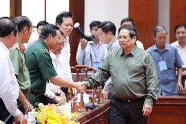 Thủ tướng Phạm Minh Chính với lãnh đạo tỉnh Tiền Giang. (Ảnh: Dương Giang/TTXVN)