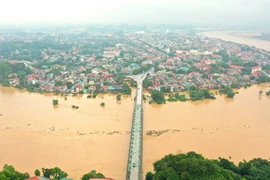 Nước sông Hồng lên cao, nhấn chìm các khu vực nằm ven sông ở thành phố Yên Bái, chiều 9/9. (Ảnh: Tuấn Anh /TTXVN)