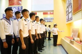 Tham quan, học tập tại Nhà truyền thống Hải quân. (Ảnh: TTXVN phát)