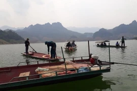 Các lực lượng của huyện Sìn Hồ (Lai Châu) tích cực tìm kiếm các nạn nhân mất tích trong vụ lật thuyền tại vùng ngập Thủy điện Sơn La, thuộc địa phận xã Nậm Mạ. (Ảnh: TTXVN phát)