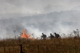 Lính cứu hỏa Israel dập lửa tại hiện trường vụ tấn công bằng rocket của lực lượng Hezbollah ở Liban nhằm vào ngoại ô thị trấn Katzrin thuộc Cao nguyên Golan, ngày 2/6. (Ảnh: AFP/TTXVN)