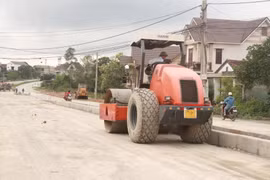 Thi công một tuyến đường ở thành phố Đông Hà, tỉnh Quảng Trị. (Ảnh: Nguyên Lý/TTXVN)