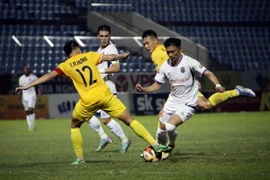 Pha tranh bóng quyết liệt giữa cầu thủ hai đội. (Ảnh: Trần Lê Lâm/TTXVN)