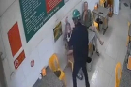 Đối tượng Hoan đổ xăng lên người ông H. rồi châm lửa giữa quán bia. (Ảnh cắt từ clip)