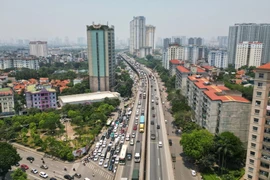 Đoàn xe nối đuôi nhau hướng ra cầu Thanh Trì và Pháp Vân trên đường vành đai 3 trên cao. (Ảnh: Tuấn Anh/TTXVN)