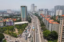 Đoàn xe nối đuôi nhau hướng ra cầu Thanh Trì và Pháp Vân trên đường vành đai 3 trên cao. (Ảnh: Tuấn Anh/TTXVN)