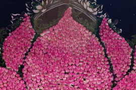 Hàng nghìn bông sen được ghép lại tạo thành bông sen khổng lồ. (Ảnh: Thanh Tùng/TTXVN)