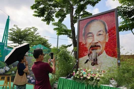 Bức tranh chân dung Bác Hồ được ghép từ 1.944 tấm ảnh hoa sen chụp từ các vùng miền là một trong những điểm nhấn của lễ hội. (Ảnh: Thanh Tùng/TTXVN)