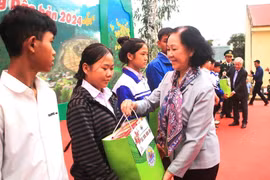 Thường trực Ban Bí thư Trương Thị Mai tặng quà, chúc Tết nhân dân biên giới xã Dân Hóa, huyện Minh Hóa, Quảng Bình. (Ảnh: Võ Dung/TTXVN)