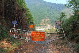 Lắp đặt hàng rào, biển cấm tại đường xuống suối Vũng Bọt, thượng nguồn sông Cu Đê, thuộc xã Hòa Bắc, huyện Hòa Vang, thành phố Đà Nẵng. (Ảnh: Quốc Dũng/TTXVN)