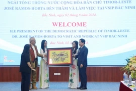 Bí thư Tỉnh ủy Bắc Ninh Nguyễn Anh Tuấn (bên phải) tặng bức tranh dân gian Đông Hồ cho Tổng thống Timor Leste Jose Ramos-Horta. (Ảnh: Thanh Thương/TTXVN)