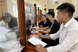 Người dân thực hiện thủ tục hành chính. (Ảnh minh họa. Nguồn: TTXVN)