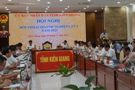 Một hội nghị đối thoại giữa Ủy ban Nhân dân tỉnh Kiên Giang với doanh nghiệp. (Ảnh: Văn Sĩ/TTXVN)