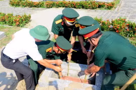 An táng hài cốt liệt sỹ. (Ảnh: Tường Vi/TTXVN)