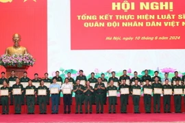 Thượng tướng Trịnh Văn Quyết, Chủ nhiệm Tổng cục Chính trị Quân đội Nhân dân Việt Nam và Thượng tướng Nguyễn Tân Cương, Tổng Tham mưu trưởng, Thứ trưởng Bộ Quốc phòng trao Bằng khen của Bộ Quốc phòng cho các tập thể. (Ảnh: Trọng Đức/TTXVN)