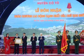 Chủ tịch Ủy ban Trung ương Mặt trận Tổ quốc Việt Nam Đỗ Văn Chiến trao Huân chương Lao động hạng Nhất của Chủ tịch nước tặng Đảng bộ, chính quyền và nhân dân huyện Cô Tô. (Ảnh: Thanh Vân/TTXVN)